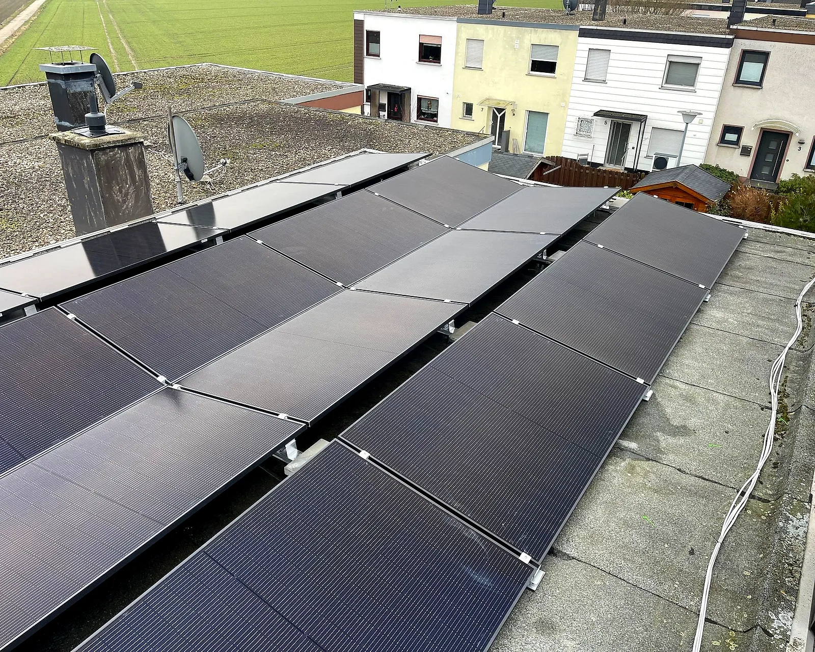Aufgeständerte Photovoltaikmodule auf einem Flachdach