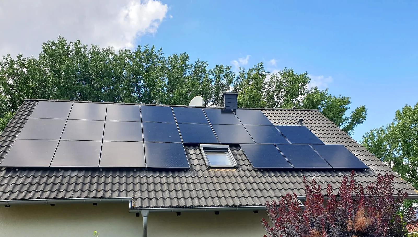 Photovoltaikmodule auf dem Dach eines Einfamilienhauses